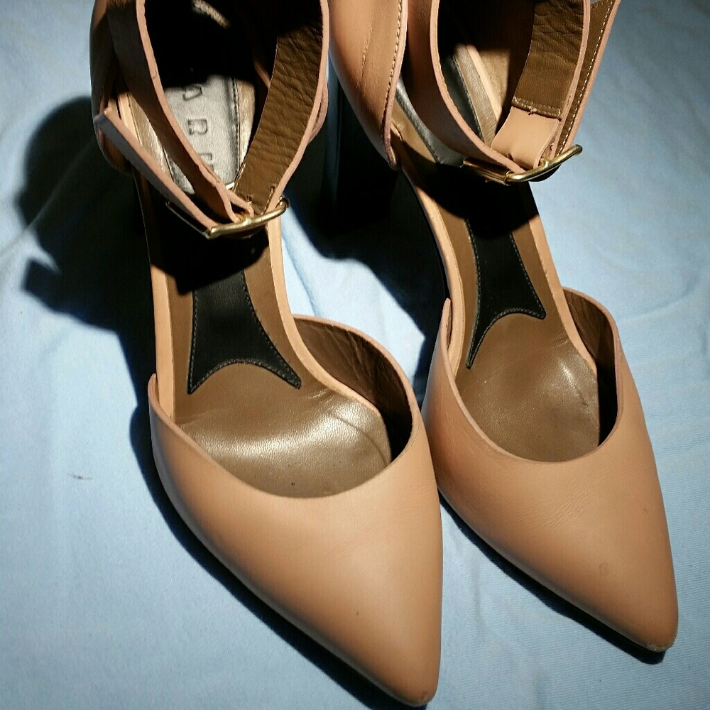 Nude Pumps